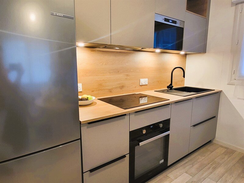 Cuisine ouverte de style moderne bois et beige à Orvault | Raison Home
